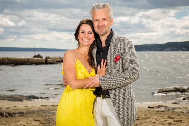 KNALLDUO: I starten av juli var Ari Behn i ilden som medprogramlederen til Katrine Moholt i «Allsang på Grensen». - Vi har kjent hverandre noen år, og har alltid hatt lyst til å gjøre noe sammen. Nå fikk vi sjansen. Det var så koselig, sa Moholt om showet med Behn.
# Foto: Espen Solli KNALLDUO: I starten av juli var Ari Behn i ilden som medprogramlederen til Katrine Moholt i «Allsang på Grensen». - Vi har kjent hverandre noen år, og har alltid hatt lyst til å gjøre noe sammen. Nå fikk vi sjansen. Det var så koselig, sa Moholt om showet med Behn.
# Foto: Espen Solli